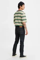Pantalón de jean azul oscuro, corte skinny, tiro medio y bajo stretch.