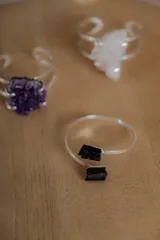 Pulsera rígida plateada con piedra natural amatista.