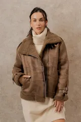 Chaqueta de ecocuero negra, con interior forrado en corderito, cierre lateral y bolsillos funcionales.