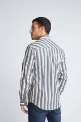 Camisa de hombre a cuadros color beige y azul marino, de corte slim fit, con mangas largas, cartera abotonada y logo bordado en el pecho. Confeccionada en algodón.