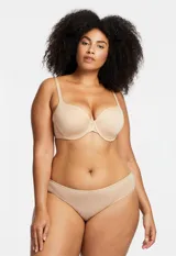 Soutien de lycra color violeta con aro y copa con formada, marca Montelle. Breteles fijos con largo regulable.