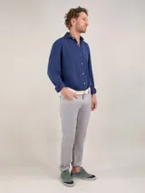 Pantalón de hombre color crudo, marca El Ganso, modelo 5 bolsillos, confeccionado en tejido de sarga con 77% algodón, 20% de algodón reciclado y 3% elastano.