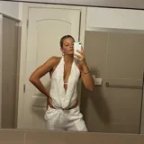 Top blanco con escote halter y espalda descubierta.