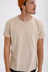 Remera negra de algodón, corte clásico y cuello redondo.