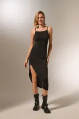 Vestido midi negro de poliéster con strass, corte al cuerpo, breteles finos regulables y escote recto. Presenta un tajo lateral.