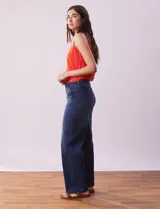 Jean wide leg de tiro alto, color azul, con pretina con pasadores, botón y cierre. Presenta bolsillos delanteros y traseros.
