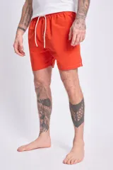 Short de baño color naranja con cintura elástica y cordón ajustable.