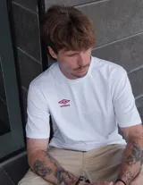 Remera de mangas cortas color gris claro con logo de la marca Umbro estampado en el pecho.