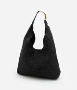 Bolso de playa tipo saco confeccionado en paja de papel color negro, con asa circular de metal dorado.