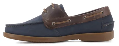 Zapato náutico de cuero azul marino con detalles en cuero marrón, cordones de cuero marrón y suela de goma marrón.