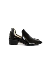 Botín negro de cuero charol brillante, sin cordones, con escote curvado, punta afilada y tacón mini bloque de 4.5 cm.