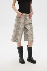 Bermuda de jean con estampado animal print, de calce alto y corte ancho.