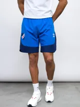 Short de entrenamiento azul con detalles en azul marino, logo de Umbro y escudo del Club Nacional de Football.