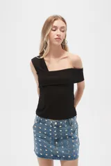 Top negro de poliéster, al cuerpo y con cuello asimétrico.