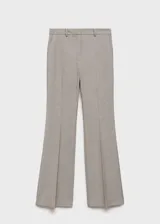 Pantalón de vestir gris con corte acampanado, tiro alto, bolsillos laterales y cierre oculto con botón, gancho y cremallera.