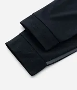 Pantalón deportivo negro de tela texturizada, con cintura elástica y bolsillos con cierre.