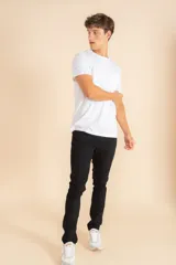 Pantalón de jean negro de corte ajustado.