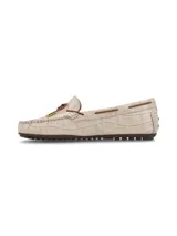Mocasín color crema con textura de piel de cocodrilo, cordones de cuero marrón con punteras metálicas doradas y suela marrón de goma antideslizante.