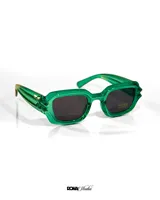 Lentes de sol con montura geométrica verde translúcido y cristales negros. Cuentan con protección UV 400.