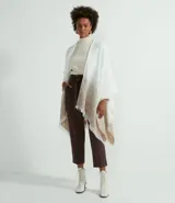 Pantalón clochard marrón de fake suede, con cinturón, pliegues y recortes.