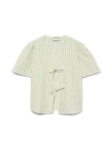 Camisa a rayas verticales color blanco y gris, con escote en V, mangas cortas abullonadas y cierre con lazo.