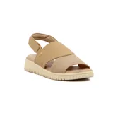 Sandalias Comfortflex color beige con tiras anchas de lycra, pulsera con elástico y suela baja.