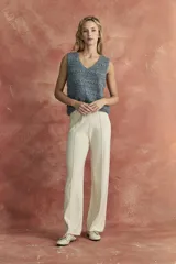 Pantalón de tejido de punto color beige, de corte recto y tiro alto, con cintura elastizada y cordón ajustable.