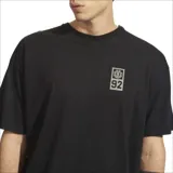 Remera negra de manga corta con estampado pequeño en el pecho.