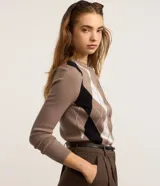 Cardigan marrón con estampado de rombos en blanco y negro, cuello redondo, mangas largas y cierre con botones.