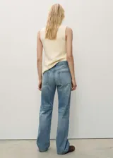 Pantalón de jean celeste de corte recto, tiro medio y cinco bolsillos.