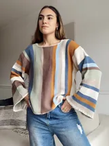 Sweater tejido de punto con rayas verticales en tonos marrón, azul, verde y beige, con mangas anchas acampanadas.