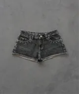 Short de jean color gris oscuro con efecto desgastado y tachas plateadas en los bolsillos y laterales.
