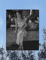 Sandalias negras de cuero sintético con plataforma y tacón cuadrado. Tienen dos tiras anchas sobre el empeine y una tira con hebilla alrededor del tobillo.