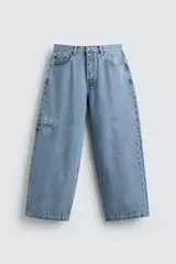 Pantalón de jean celeste de corte holgado y amplio en toda la pierna, tiro medio, tejido rígido, cinco bolsillos, efecto lavado, parche en trasero y bolsillo de vivo en pernera.