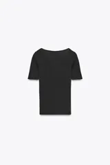 Camiseta color crema de tejido de punto rib, corte slim fit, escote en pico con detalle de encaje y mangas cortas.