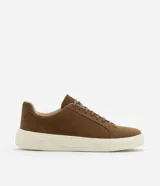 Championes marrones de nobuck con cordones elásticos y suela gruesa color crema.