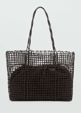 Bolso marrón con diseño trenzado, cierre regulable y dos asas largas de hombro. Incluye bolsa interior.