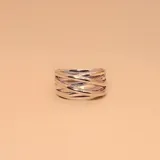 Anillo ancho de plata 925 con diseño de líneas cruzadas.