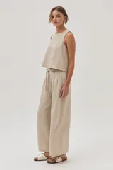 Top color beige, sin mangas y de corte recto.