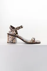 Sandalia de cuero con estampado de piel de serpiente, taco cuadrado y tira delantera con apliques de strass.