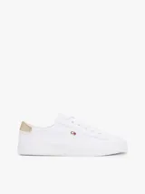 Zapatillas Tommy Hilfiger blancas de lona, con suela de goma vulcanizada, talón metalizado color dorado y logo de la marca bordado en el lateral.
