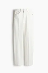 Pantalón de jean blanco de tiro alto, corte recto y cinco bolsillos.