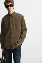 Camisa color crudo de algodón con acabado cepillado, corte relaxed fit, cuello solapa, manga larga con puño abotonado, bolsillo de parche en el pecho, efecto lavado y cierre frontal abotonado.