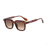Gafas de sol unisex con montura cuadrada color marrón y lentes marrones degradadas. Fabricadas con plástico reciclado. Incluyen estuche.