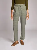 Pantalón pijamero estampado con tiro medio y cintura elástica ajustable, cuenta con dos bolsillos frontales.