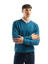 Sweater negro de punto con cuello en V, de calce regular.