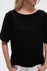 Blusa negra de viscosa, corte holgado y cuello redondo.