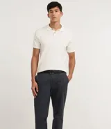 Pantalón de hombre de sarga color gris oscuro, de corte recto, con cintura con trabilla, cierre tradicional y bolsillos.