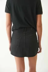 Minifalda negra de denim con proceso de encuerado, corte recto y estilo clásico.