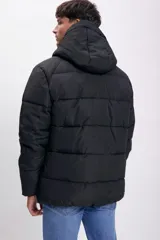 Campera negra capitonada con capucha y cierre frontal.